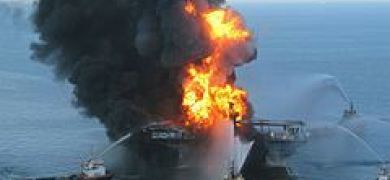 Deepwater Horizon offshore drilling unit on fire 2010.jpg