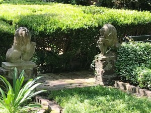 Lions in Charleston, statuary depicting the king of the jungle, Lion decorations, door knockers, Charleston gardens, heraldry in the colonies
