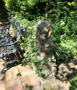 Lions in Charleston, statuary depicting the king of the jungle, Lion decorations, door knockers, Charleston gardens, heraldry in the colonies