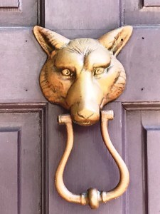 Lions in Charleston, statuary depicting the king of the jungle, Lion decorations, door knockers, Charleston gardens, heraldry in the colonies