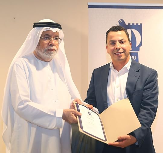 تكريم من السيد حبيب الصايغ عقب ندوة في اتحاد كتاب وأدباء الإمارات