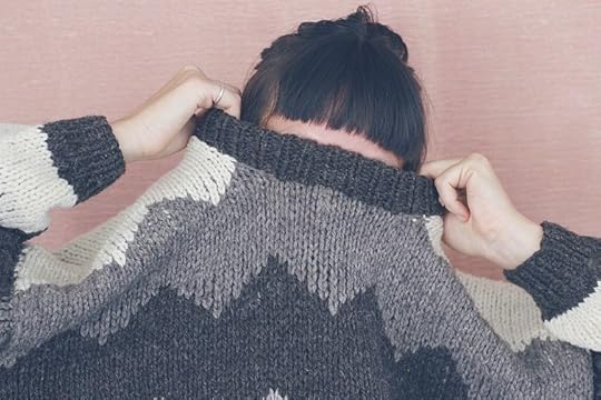 Mujer con chaleco en diferentes tonos de grises y blanco de marca de tejidos Chomba