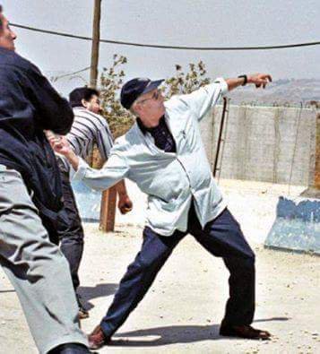 Едвард Саїд шпурляє цеглину на територію Ізраїлю