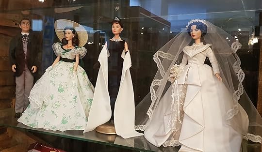 Muñecos tipo barbie de Clarke Gable, Vivien Leigh, Audrey Hepburn y Elizabeth Taylor en Museo del Juguete Antiguo en Ciudad de México