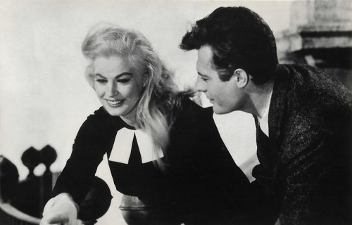 Anita Ekberg and Marcello Mastroianni in La dolce vita (1960)