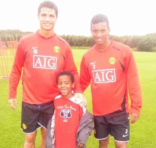 那张著名的相片，儿时的戈麦斯很羞涩