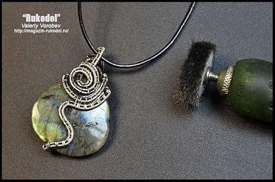Handmade pendant made of wire and labrador.
