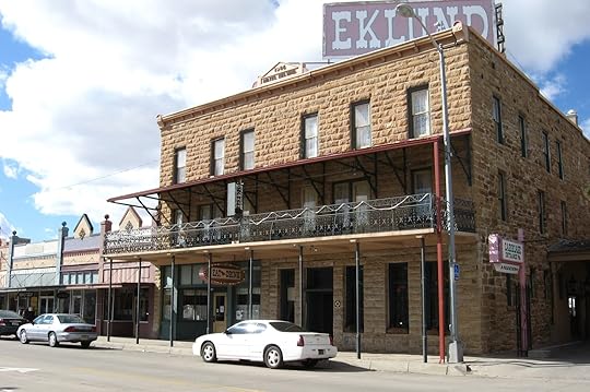 https://upload.wikimedia.org/wikipedia/commons/9/9c/Hotel_Eklund_Clayton_New_Mexico.jpg