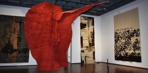 Magdalena Abakanowicz, Abakan rouge, 1969, 4 x 4 x 4 m. Collection Tate, Londres. © Foundation Magdalena Marta Abakanowicz Kosmowska and Jan Kosmowski. Photographer : Stamm & Saxod, Lausanne.
