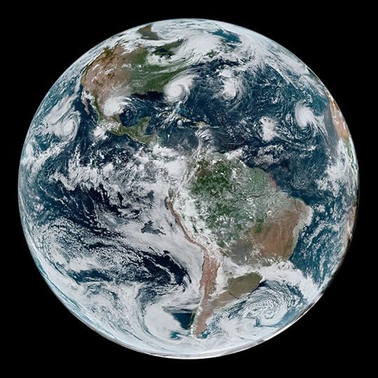 Imagen de la cadena de ciclones tropicales alineados en todo el hemisferio occidental el 4 de Septiembre de 2019. Créditos: NASA Earth Observatory/Joshua Stevens; NOAA/Kathryn Hansen.