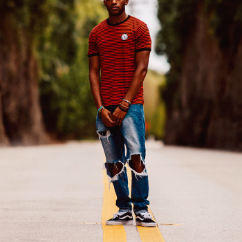 loose-jeans-sports-shirt
