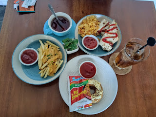 Menyantap Makanan Lezat di Shuga Cafe