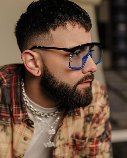Hombre con anteojos de marco negro con azul de la marca Retrovisión