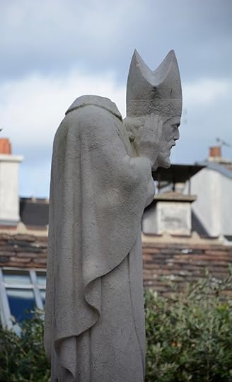 St-Denis--head-in-hands-1