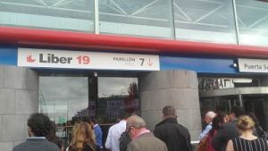 Entrada a Liber19. La gente se amucha en la entrada porque han evacuado el edificio.