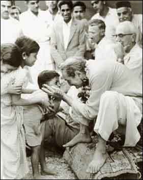 Meher Baba gave darshan to thousands of people at a time