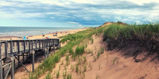 Blick über die Dünen auf Strand und Meer in Kanada