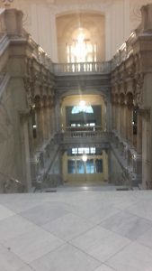 Una de las escaleras principales del Banco de España. 