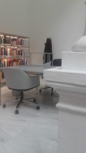 Perchero en la biblioteca del Banco de España