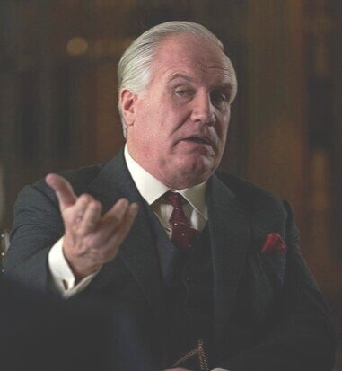 Rupert Vansittartas as Cecil King in The Crown