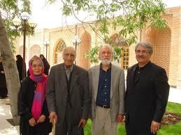  از راست به چپ: علی اکبر عبدالرشیدی خبرنگار ایرانی، ویلیام چیتیک، محمد ابراهیم باستانی پاریزی، ساچیکو موراتا، همسر چیتیک در آرامگاه شیخ محمود شبستری در شبستر