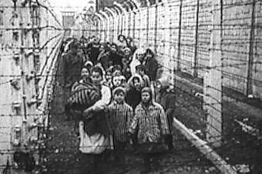 Eva_and_miriam_kor_at_liberation_of_auschwitz