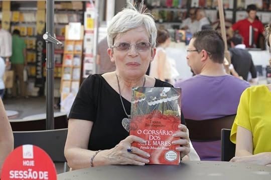 A imagem pode conter: 1 pessoa, sentado e bebida