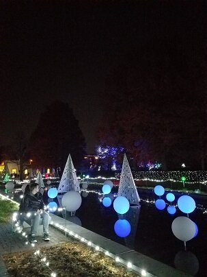 This is my brother and his girlfriend. And some lights.