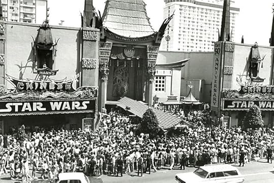 Fila para ver Star Wars en 1977.