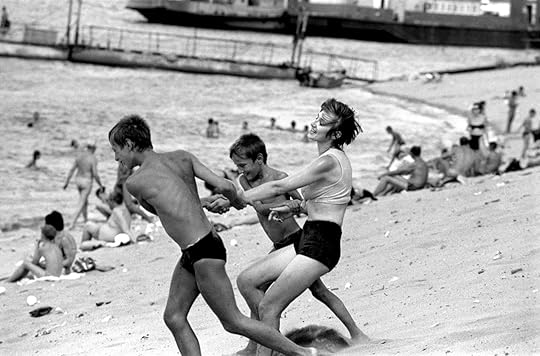 SM_TheSwimmers_0008.jpg