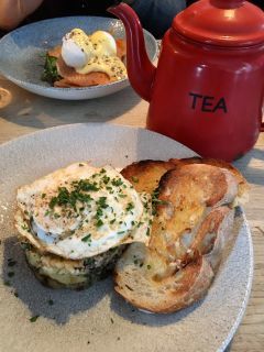 Checked in at Ard Bia at Nimmos. Black pudding hash and a pot of tea ��� with Jessica