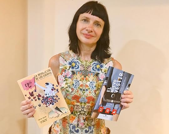 En la imagen muestra los libros de Sofía Calvo directora de QT, La revolución de los cuerpos" y "El Nuevo Vestir"