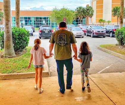 Newman and his daughters leave thospital two days after Daytona crash.