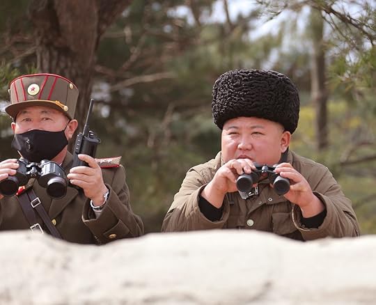 A imagem pode conter: 1 pessoa, bebé e ar livre