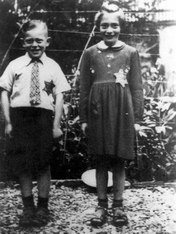 Photo of two children smiling with Stars of David on their clothes<br />
