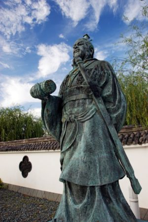 Estatua de Sun Tzu en la ciudad japonesa de Yurihama