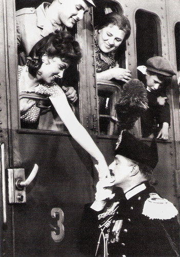 Gina Lollobrigida and Vittorio De Sica in Pane, amore e gelosia (1954)