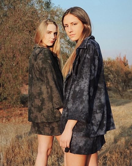 Conjunto Alondra de chaqueta y falda en tie dye azul y tie dye verde