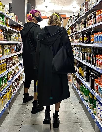 En la foto la propuesta del "Chino kit" -tapado impermeable, pantalón y polera negros- pensando para ir a comprar al negocio del barrio