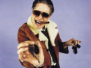 Sleazebag = Someone who you think is dishonest or immoral. Pessoa considerada desonesta ou imoral. Picareta.