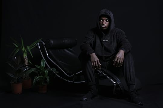 En la foto modelo con buzo negro de la colección
