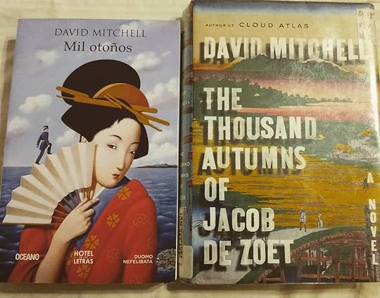 Lo leí en inglés y compré la versión en español para regalar. No sé cuál es más linda (la tapa, el contenido es igual de hermoso). David Mitchell compite con Kazuo Ishiguro por el puesto de mejor escritor británico vivo.Es la historia de un marino holandés en un puerto japonés en el siglo XVI, y cómo se enamora de una mujer local, que está muy lejos de la geisha de la tapa en español. Pero es una historia de amor, no de un enamoramiento, así que es nostálgica y agridulce, delicada como un sake o una flor de cerezo.