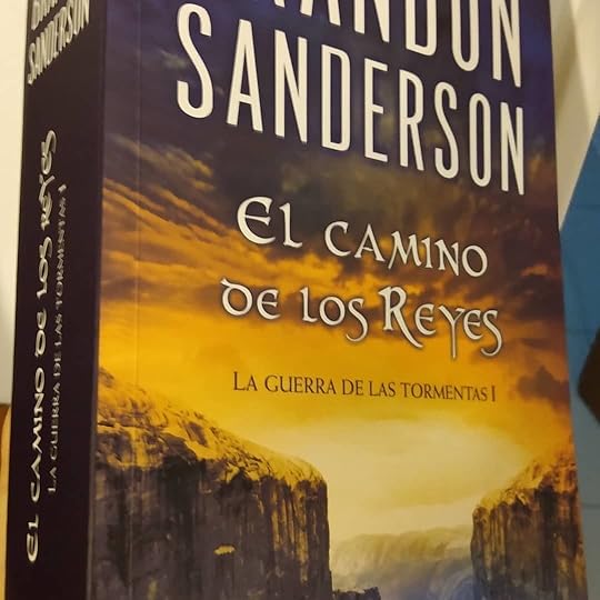 Brandon Sanderson es probablemente el mejor constructor de mundos después de Tolkien. Sólo en esta saga (The Stormlight Archive) va mucho más a fondo que cualquier JK Rowling o Patrick Rothfuss, creando alfabetos, modas, ecosistemas y criaturas para habitar su universo. Y además crea unos juramentos o ideales de caballería modernos y aplicables para configurar una ética del accionar del héroe fantástico.Ya estoy esperando el 4to libro, pero pueden empezar con The Way of Kings o El camino de los Reyes. 10/10.