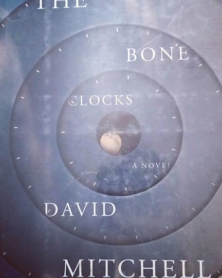 De mi mesa de luz, aún no lo terminé porque es como un whisky, hay que disfrutarlo de a poco. David Mitchell, el de Cloud Atlas y The thousand autumns of Jacob deZoet (un maestro de las letras, gran estilista imitador de múltiples épocas y tipos literarios) cuenta una historia situada en múltiples épocas, con un transfondo sobrenatural pero humanísimo. Una genialidad. El que lea en inglés, comprelo en inglés así no se pierde la belleza del lenguaje que usa.