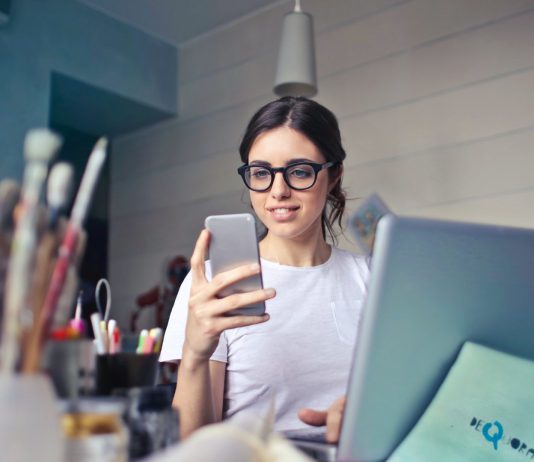 ondernemer die op haar mobiel kijkt