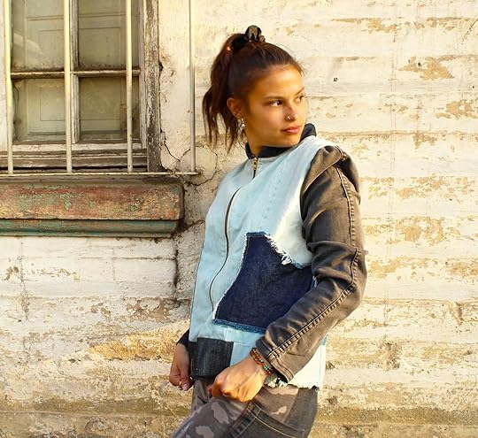 Modelo luce chaqueta creada a partir de jeans en desuso