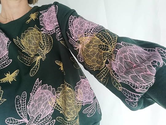 En la imagen poleron Protea de algodón con estampado en serigrafía