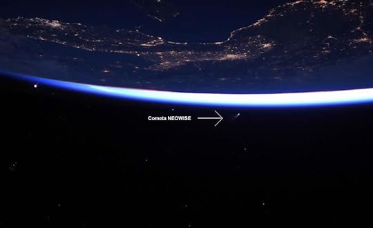 Los astronautas a bordo de la Estación Espacial Internacional captaron esta imagen del cometa NEOWISE. Image Credit: NASA