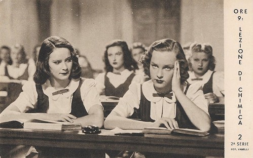 Alida Valli and Irasema Dilian in Ore 9: lezione di chimica (1941)