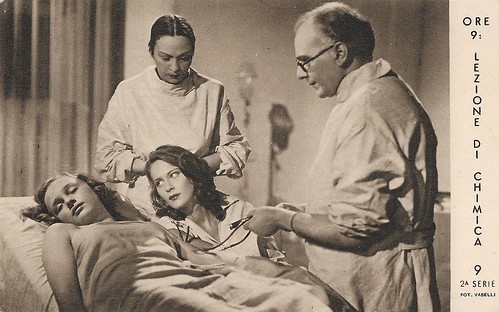 Irasema Dilian and Alida Valli in Ore 9: lezione di chimica (1941)